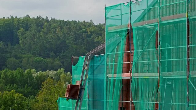 Construction Site Industrial Scaffolding Ladder Cart Lifting Roof Tiles on Top Of Residential Building