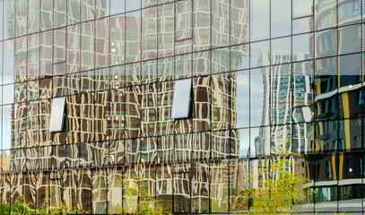 Obraz premium Reflections in the mirrored wall of the house.