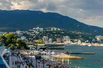 Naklejka premium Mountains near the sea in the port city.