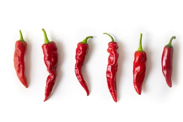 Keuken spatwand met foto Red hot chili peppers geïsoleerd op wit. © Olena