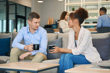 Obraz premium Male having conversation with female at coffee break