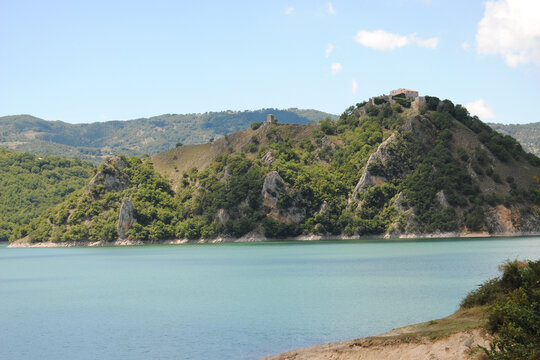 Scorcio di Antuni sul Lago del Turano