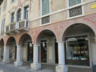Obraz premium Udine Street View with Typical Historic Building and Arches, Italy