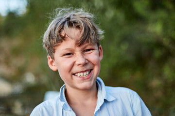 Portrait d'un ado garçon blonde en exterieur