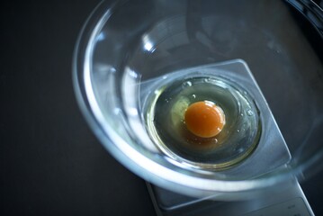 ガラスボウルに入れた生卵