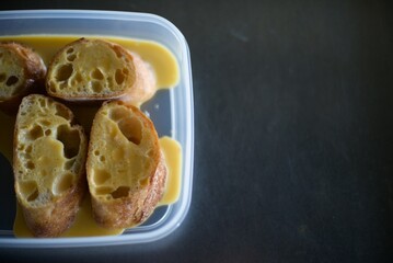 フレンチトースト用の卵液に浸けたバゲット