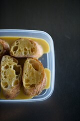 フレンチトースト用の卵液に浸けたバゲット