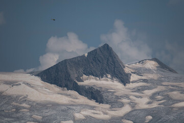 Hubschrauber über Gletscher