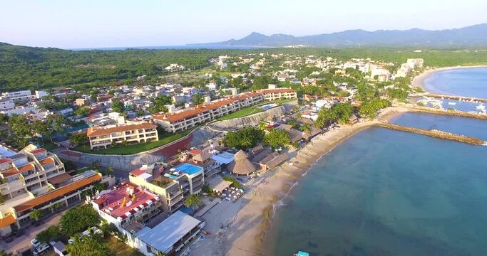 Toma con dron de la ciudad de punta de mita muy cerca de puerto vallarta