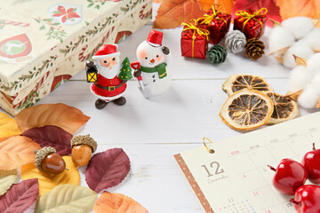 クリスマス｜サンタと雪だるまとカレンダー