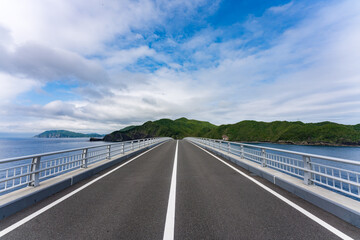 大橋へと続く道