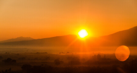 Obraz premium amanecer con sol brillante 