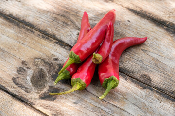 Rote Chili / Scharfe Peperoni auf einem rustikalen Holz