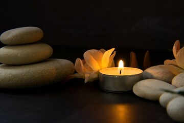 Obraz na płótnie Canvas Relaxing atmosphere with candlelight, hot stones and incense. Spa, Wellness and Beauty concept.