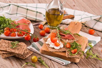 Crispy rye bread with sesame seeds, ham and cottage cheese.