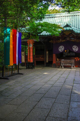 大祭の飾りがなされた氷川神社の境内