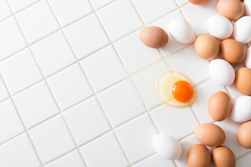 キッチンの白タイルに卵を俯瞰撮影、食材の卵のイメージ　背景