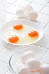 キッチンの白タイルに卵、食材の卵のイメージ　背景