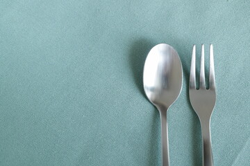 スプーンとフォーク　青背景　余白スペース