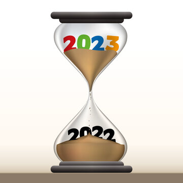 Concept du temps qui passe et du passage à la nouvelle année, avec un sablier qui présente 2023 en faisant disparaître 2021