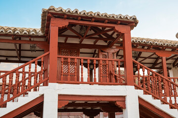 Escaleras con balcón de madera pintado de rojo en la plaza de la Constitución en la villa de...