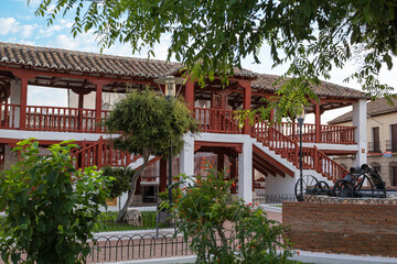 Jardín en la plaza de la Constitución de la villa de Puerto Lápice, España