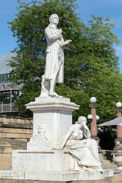 ront of the Museum Wiesbaden, an exhibition house for art and nature in Wiesbaden with statue of Friedrich Schiller.