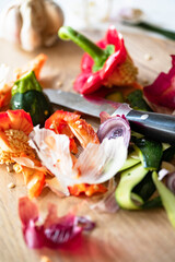 Frische Gemüse Schalen und Reste mit Messer