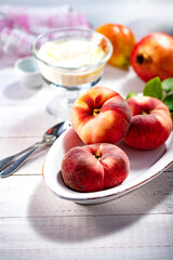 Frisches Obst mit Joghurt im Glas auf weissem Tisch