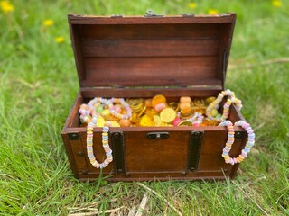 Schatztruhe mit S&uuml;&szlig;igkeiten