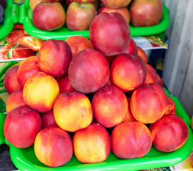 Fototapeta na wymiar Peaches on the counter in the market.