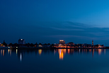 Hafen Warnemünde bei Nacht mit all den schönen beleuchteten Gebäuden und Straßenbeleuchtungen