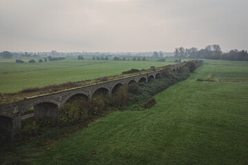 historische Eisenbahnbr&uuml;cke Ruine aus ziegelsteinen und stahl im 2. weltkrieg zerst&ouml;rt