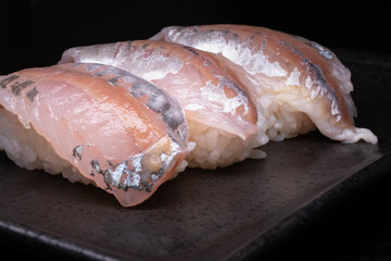 【料理】鯵の握り寿司　黒背景
