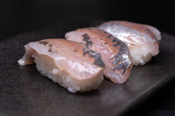 【料理】鯵の握り寿司　黒背景
