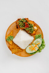 RIce with green chili chicken on the plate