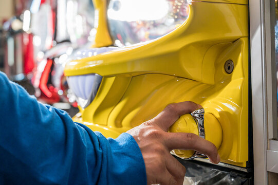 パチンコ台を遊戯する手元　