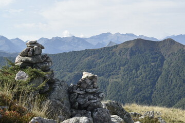 paysage de montagne avec des cairns en premier plan