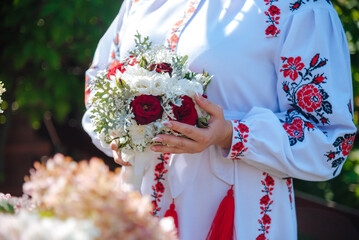  the Hands of brides with gold wedding rings close up 