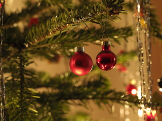 Rote Weihnachtskugeln am Weihnachtsbaum