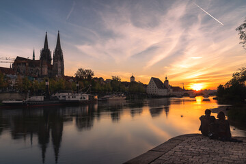 Fototapeta na wymiar Regensburger Altstadt im Abendlicht und Sonnenuntergang