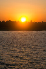 Fototapeta na wymiar Puesta de Sol sobre el río Nilo, Egipto