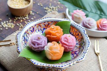 Kanom Chor Pa kra krong - Thai dessert of mung bean pudding and shape like flower  - obrazy, fototapety, plakaty