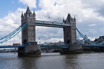 Fototapeta na wymiar Tower bridge on a cloudy day with blue sky