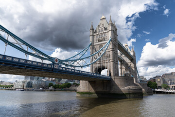Fototapeta na wymiar Tower bridge from the side on a cloudy day