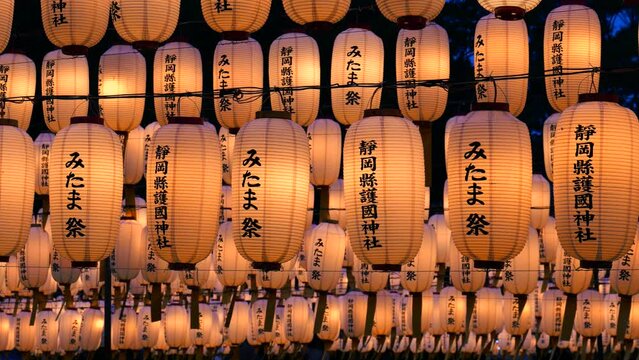 毎年8月に靜岡縣護國神社で行われる万灯みたま祭で灯されるたくさんのちょうちん