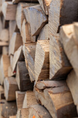 Seitenansicht auf einen Stapel Brennholz bestehend aus zahlreichen Holzscheiten aus gespaltenem...