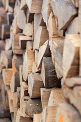 Seitenansicht eines Stapels Brennholz mit zahlreichen gespaltenen Holzstücken von Laubbäumen für...