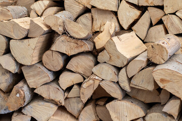 Nahaufnahme von zahlreichen Holzscheiten aus Buchenholz als aufgestapeltes Brennholz für einen...