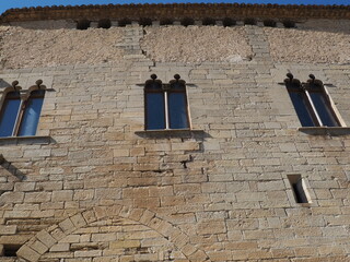 tres pequeñas góticas con una delgada columna que separa los cristales, fachada del castillo fortaleza de la espluga calba, lérida, españa, europa
